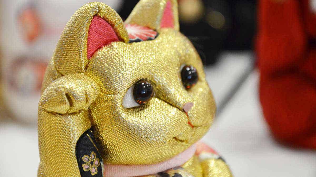 Japanese Crafts: The Complete Guide to Maneki Neko (Japanese Lucky