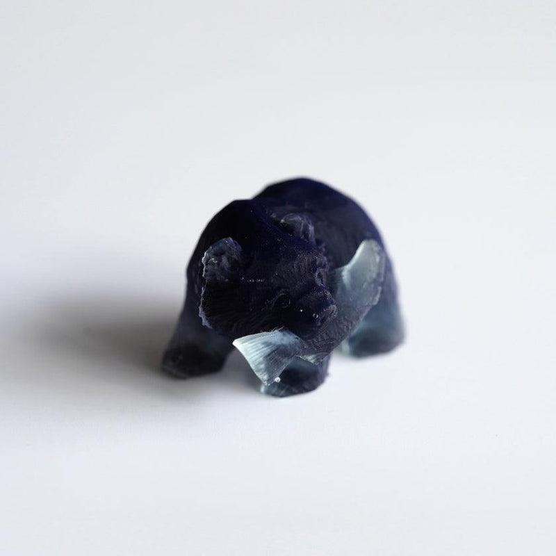 [รูปแกะสลัก] หมีกินปลาแซลมอน (สีดำ) | งานฝีมือของ Ainu