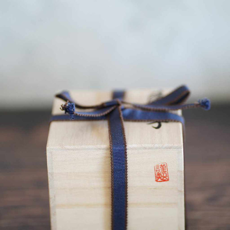 [SAKE BOTTLE] DOUBLE-COVERED KATAKUCHI & MINI-OCHOKO 2-PIECE SET (GREEN-LAPIS LAZULI) IN A PAULOWNIA BOX | SATUMA VIDRO | SATSUMA CUT GLASS