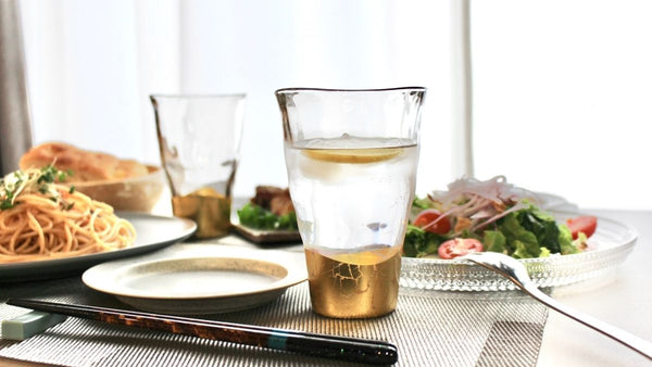 The generous capacity is appealing! Pair of glasses with shining gold leaf