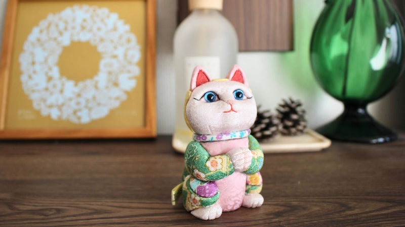 A lucky charm with a fine expression! Cute beckoning cats