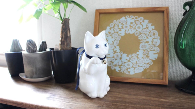 Full of charm! A ceramic beckoning cat that can also be used as a piggy bank
