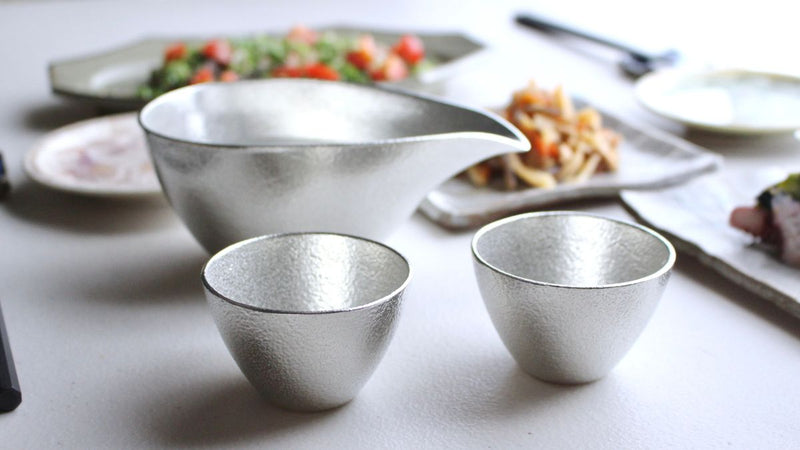Stylish and beautiful tin sake cup set