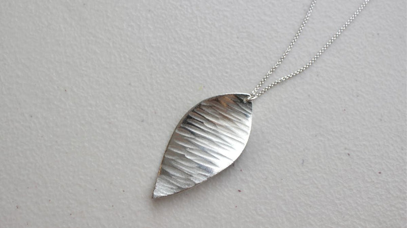 Stylish pendant in 100% tin with leaves design (Fluctuation)