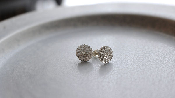 100% tin! Small earrings with dahlia motif