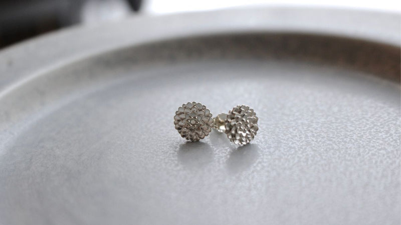 100% tin! Small earrings with dahlia motif