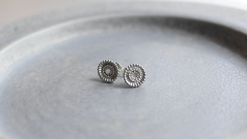100% tin! Small earrings with gerbera motif