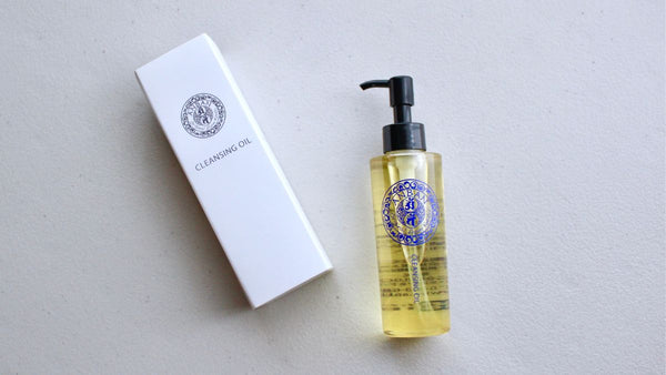 Light and smooth! Cleansing oil with natural extracts