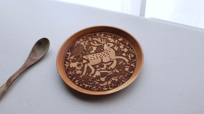Feel the taste of the season! Small wooden plate with delicate design (deer and autumn leaves)