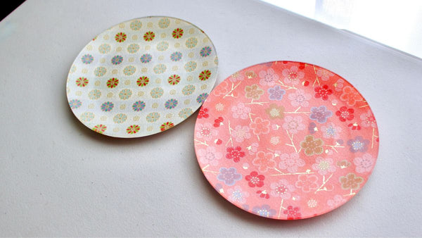 The design of chrysanthemum and plum blossoms is very Japanese! Gorgeous Nishijin brocade dish