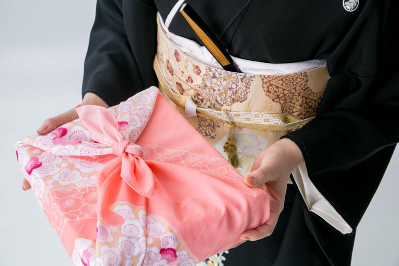 8 Quality Japanese Gifts and Tips on Picking the Perfect Present