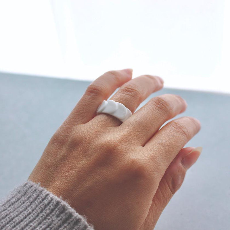 [อุปกรณ์เสริม] Saskia Diez Drake Ring No.1 (สีขาว) | 2016/ | Imari-Arita Wares