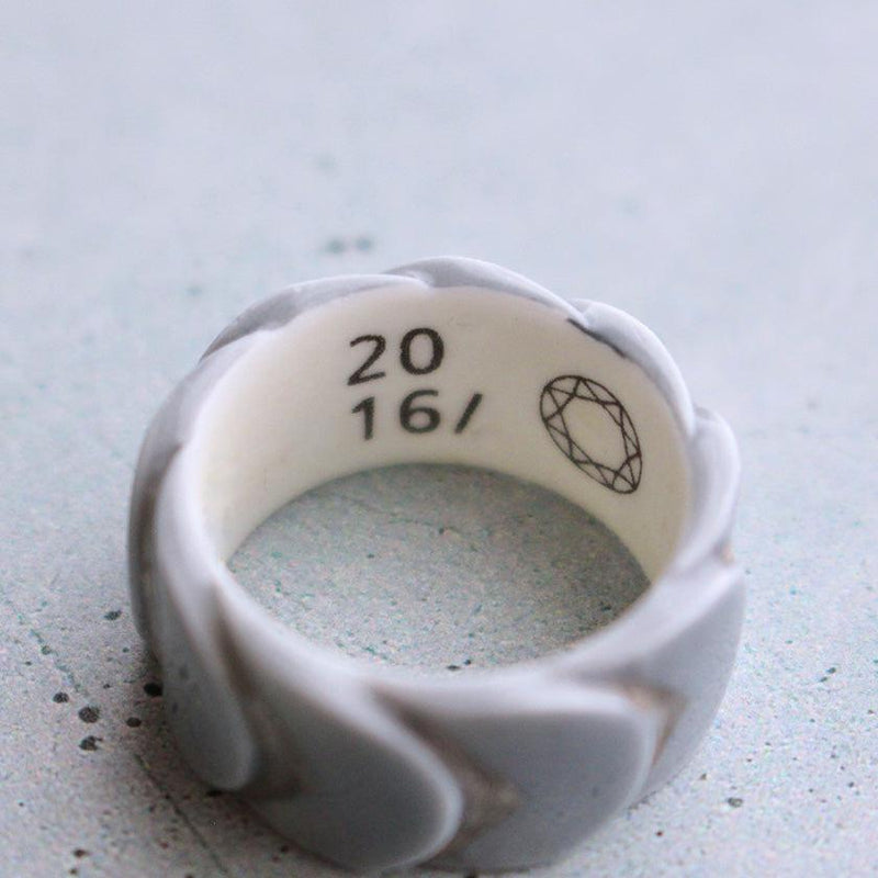 [อุปกรณ์เสริม] Saskia Diez Drake Ring No.1 (สีเงินสีเทา) | 2016/ | Imari-Arita Wares