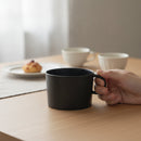 [MUG (CUP)] 2016/ BIG-GAME COFFEE CUP L (BLACK MATTE) | IMARI-ARITA WARES｜使用イメージ（演出・手持ち）※手作りのため色・風合いは一点ごとに異なります