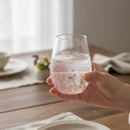 [GLASS 2-PIECE SET] WATERCOLOR -SAKURA- TUMBLER | KANAZAWA GOLD LEAF | HAKUICHI｜使用イメージ（演出・手持ち）※手作りのため色・風合いは一点ごとに異なります