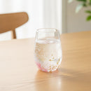 [GLASS 2-PIECE SET] WATERCOLOR -SAKURA- TUMBLER | KANAZAWA GOLD LEAF | HAKUICHI｜使用イメージ（演出・手持ち）※手作りのため色・風合いは一点ごとに異なります