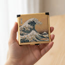 [MIRROR] HAKU MEIGA COMPACT-MIRROR | KANAZAWA GOLD LEAF | HAKUICHI｜使用イメージ（演出・手持ち）※手作りのため色・風合いは一点ごとに異なります