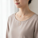 [NECKLACE] ARIGATO (THANK YOU) GOLD (K10) | SAORI KUNIHIRO | METAL CASTING｜使用イメージ（演出・着用）※手作りのため色・風合いは一点ごとに異なります