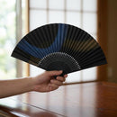 [HAND FAN] MEN'S PAPER FAN BRUSH PULLING NAVY BLUE GOLD | KYOTO FOLDING FANS | OHNISHI TSUNE SHOTEN｜使用イメージ（演出・手持ち）※手作りのため色・風合いは一点ごとに異なります