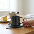 [MUG (CUP)] LARGE MUG AND SAUCER | MARIKO SUZUKI | TOKONAME WARE｜使用イメージ（演出・手持ち）※手作りのため色・風合いは一点ごとに異なります