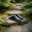 [SANDAL] GENUINE LEATHER FOR GARDEN (BLACK) | LEATHER PROCESSING｜使用イメージ（演出・屋外）※手作りのため色・風合いは一点ごとに異なります