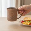 [MUG (CUP)] BAKING MUG | MASHINO KILN | IGA WARES｜使用イメージ（演出・手持ち）※手作りのため色・風合いは一点ごとに異なります