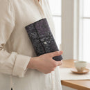 [WALLET] FLONITY | KOUSHU INDEN (LACQUERED DEERSKIN CRAFTS)| INDEN-YA｜使用イメージ（演出・着用）※手作りのため色・風合いは一点ごとに異なります
