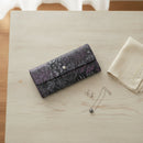 [WALLET] FLONITY | KOUSHU INDEN (LACQUERED DEERSKIN CRAFTS)| INDEN-YA｜使用イメージ（演出・着用）※手作りのため色・風合いは一点ごとに異なります