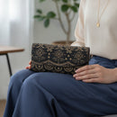 [WALLET] PRIDEN | KOUSHU INDEN (LACQUERED DEERSKIN CRAFTS)| INDEN-YA｜使用イメージ（演出・着用）※手作りのため色・風合いは一点ごとに異なります