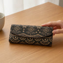 [WALLET] PRIDEN | KOUSHU INDEN (LACQUERED DEERSKIN CRAFTS)| INDEN-YA｜使用イメージ（演出・着用）※手作りのため色・風合いは一点ごとに異なります