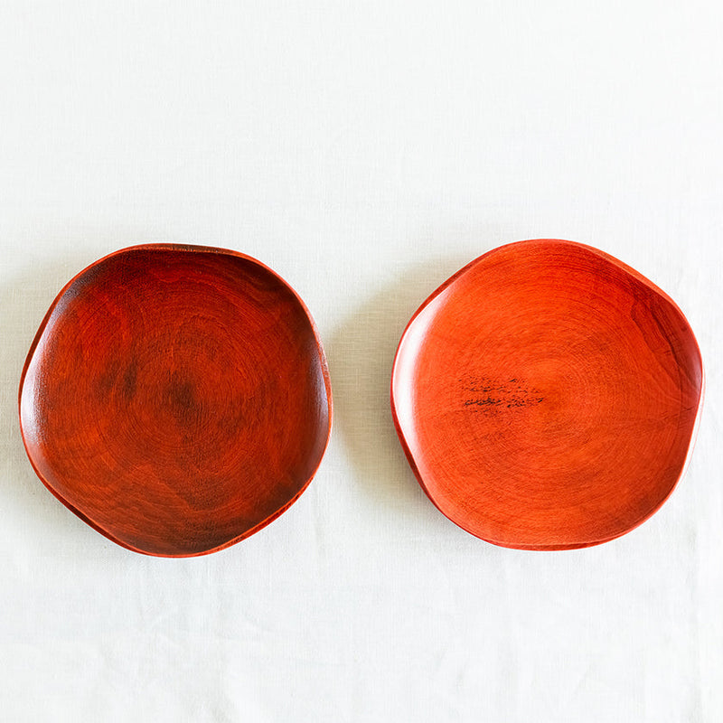 The photos show images of the aging process of lacquer.<br/>(L) freshly made (R) after half a year