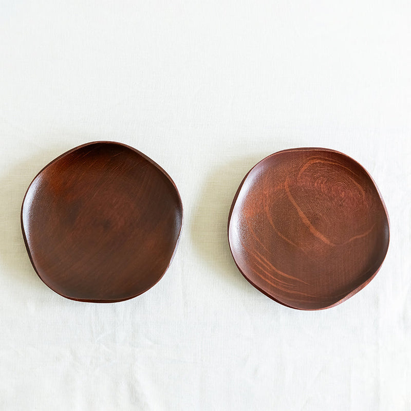 The photos show images of the aging process of lacquer.<br/>(L) freshly made (R) after half a year