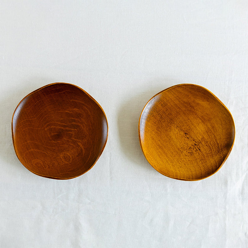 The photos show images of the aging process of lacquer.<br/>(L) freshly made (R) after half a year