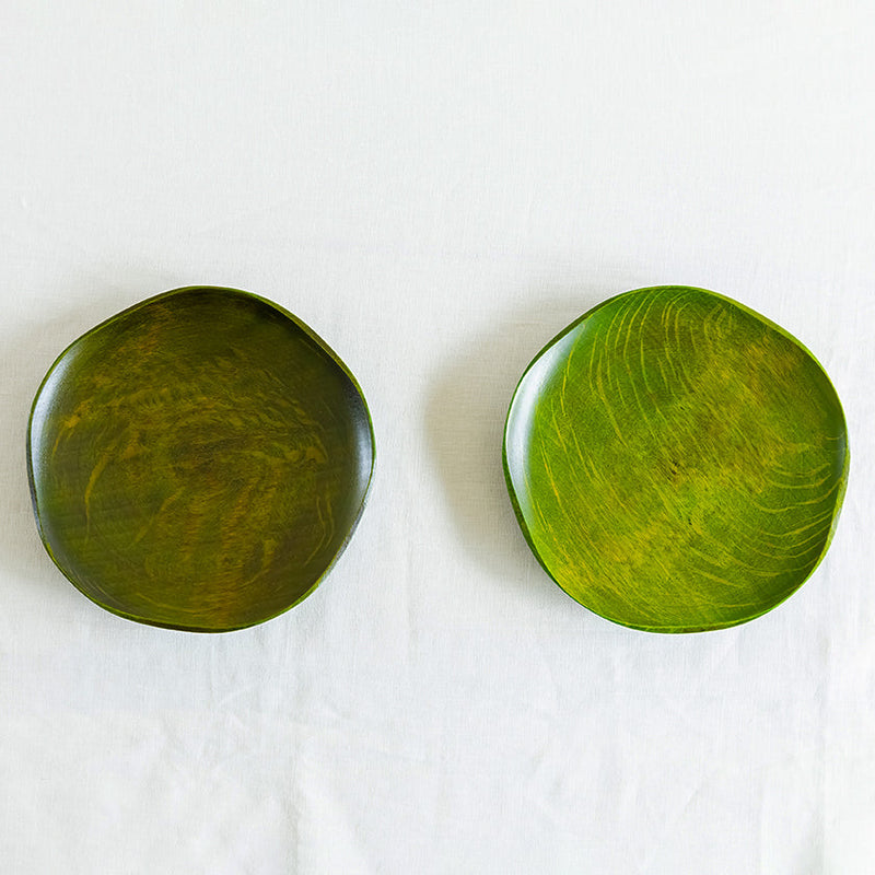 The photos show images of the aging process of lacquer.<br/>(L) freshly made (R) after half a year