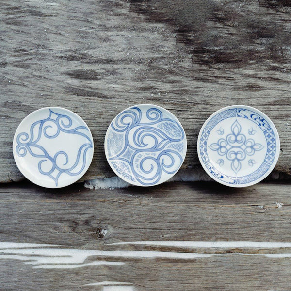 [PLATE] BLUE AND WHITE DYED PLATE Erika Katsuya | AINU CRAFTS | CIKARPE AKAN