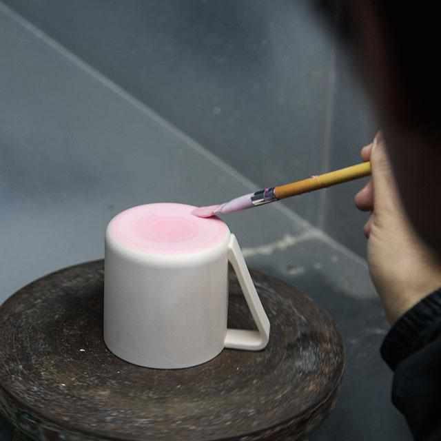ชิเงรุฟูจิชิโร่ถ้วยแก้วสีแดงที่เป็นส่วนหนึ่งของฟูจิอิชิเงรุเป็นแก้วสีแดง