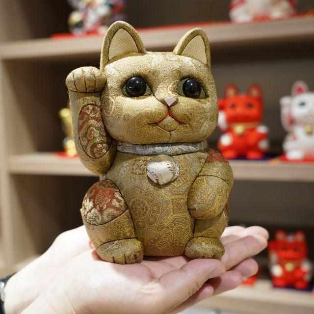[Beckoning (Lucky) Cat] Maneki Neko (ใหญ่พิเศษ) ผ้าไหมบริสุทธิ์ | Edo Art Dolls | ตุ๊กตา Kakinuma