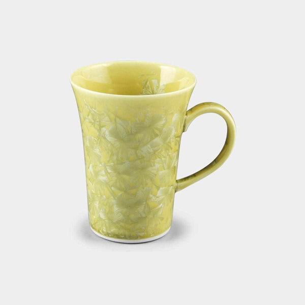กับถ้วยของคริสตัลดอกไม้สีเหลือง