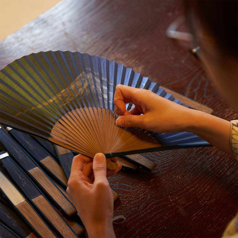 [ 手扇] 男子紙扇卡芝布染黑藍 | 京都民俗法