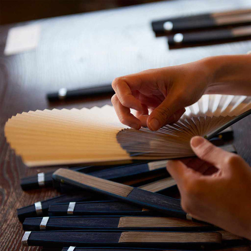 [แฟนมือ] พัดลมกระดาษผู้ชายย้อม Washi Momiji Ayu Daishokuchi | Kyoto Folding Fans | Ohnishi Tsune Shoten