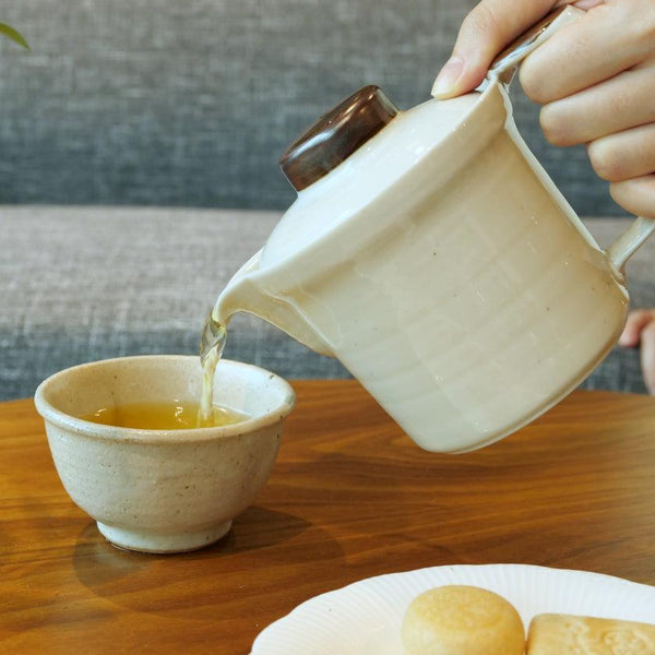 ถ้วยชาญี่ปุ่นกับกาน้ำแป้งที่มี Ami