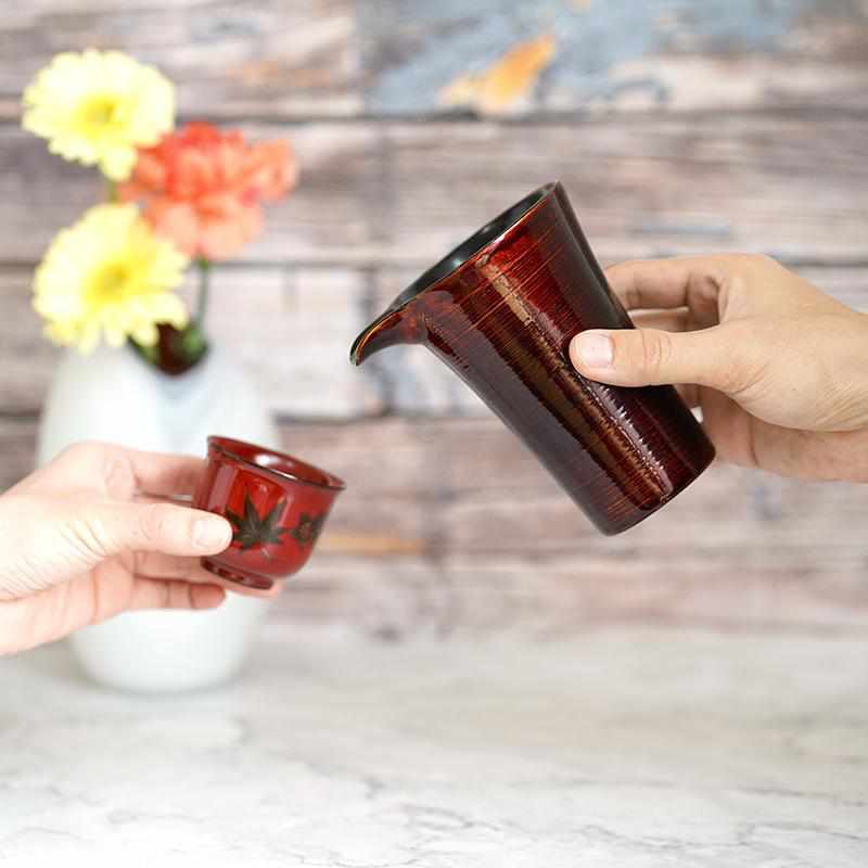 [SAKE BOTTLE & CUP SET] 3 PIECES SENSUJI UCHI-RED | YAKUMO LACQUERWARE[Pre-order: Scheduled to arrive in early October.]