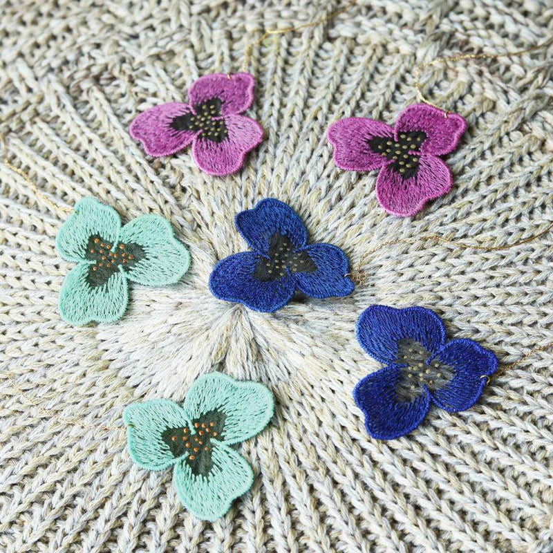 [귀걸이] 색조 팬지 이중 체리 꽃 밝은 파란색 | 교토 유젠 염색 | 모포 스피어