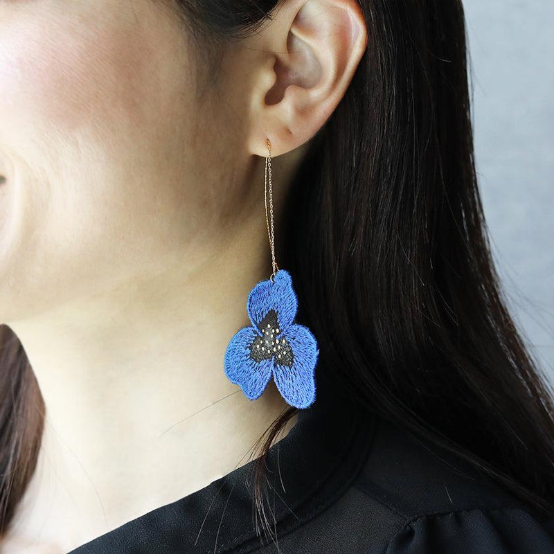 [EARRINGS] TINT PANSY DOUBLE CHERRY BLOSSOMS ULTRAMARINE BLUE | KYOTO YUZEN DYEING | MORPHOSPHERE