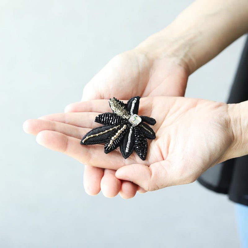 [브로치] 색조 잎 3 개의 검은 색 | 교토 유젠 염색 | 모포 스피어