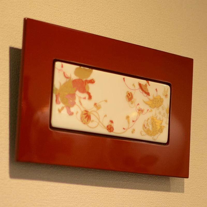 [ตกแต่งผนัง (ศิลปะผนัง)] Okura Art จีนกรอบพอร์ซเลน -Lion & Treasure- | เซรามิก