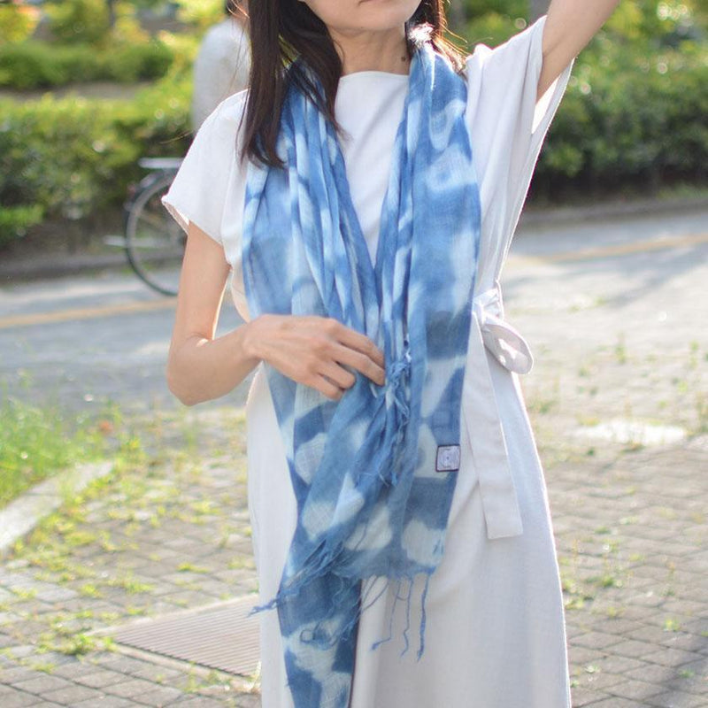 [圍巾]圍巾（b）| miutt |噴墨和天然靛藍植物偷（Shibori White）|手染色