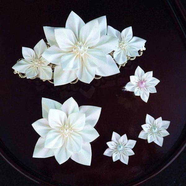 [อุปกรณ์เสริม 4 ชิ้น] สีขาวบริสุทธิ์ (บาเรตต์, เข็มกลัด, ต่างหู, แหวน) | จ. ป. ช. รส * อุปกรณ์ดอกไม้ผ้า | TSUMAMI KANZASHI