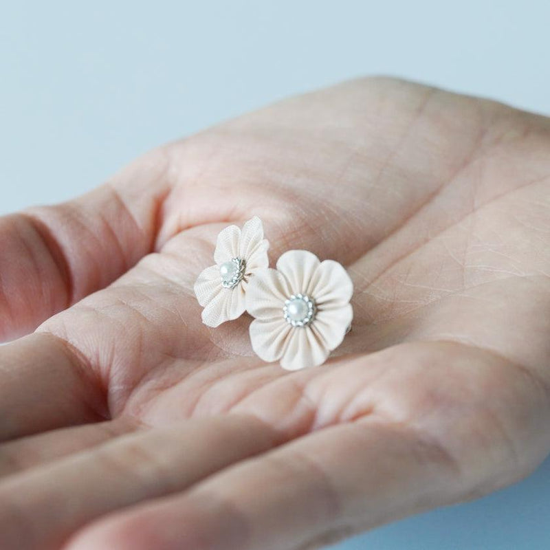 [อุปกรณ์เสริม] ดอกไม้ผ้า Tonoko (สีเบจ) | Tsumami Kanzashi