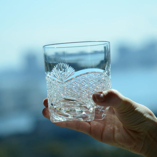 [แก้วหิน] แก้ววิสกี้ใบไผ่และดอกเบญจมาศตาข่าย Edo Kiriko | คากามิคริสตัล